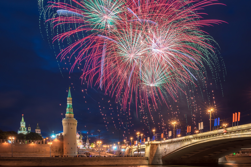 Салют над Московским Кремлём в честь празднования Дня России