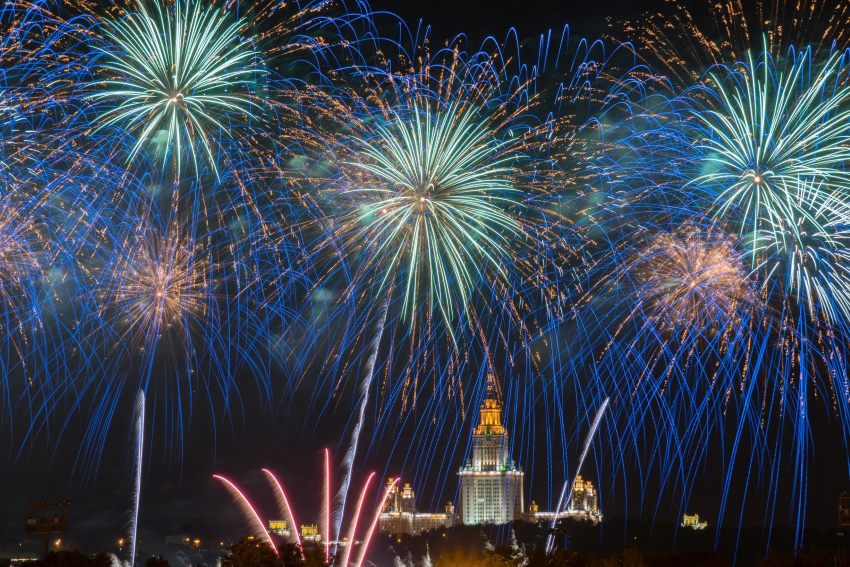 Москва. Праздничный салют на Воробьевых горах в честь празднования Дня города