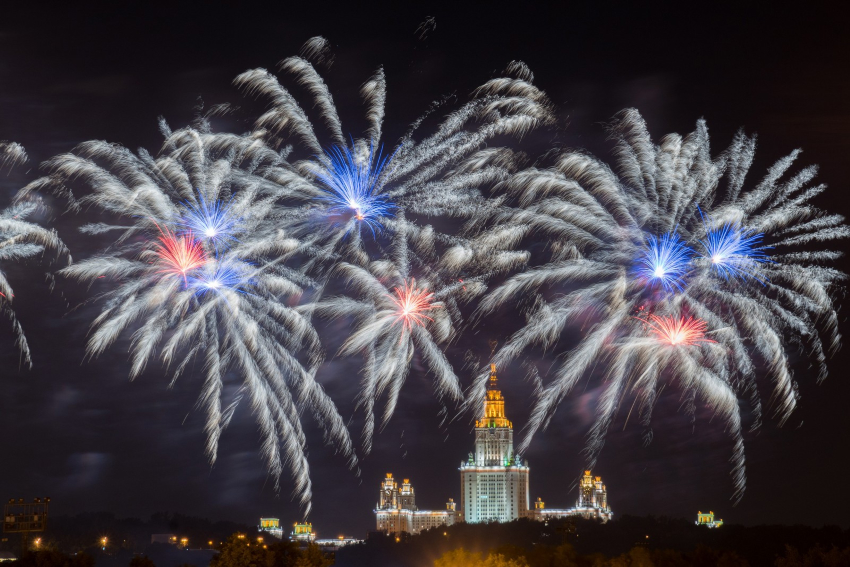 Москва. Праздничный салют на Воробьевых горах в честь празднования Дня города