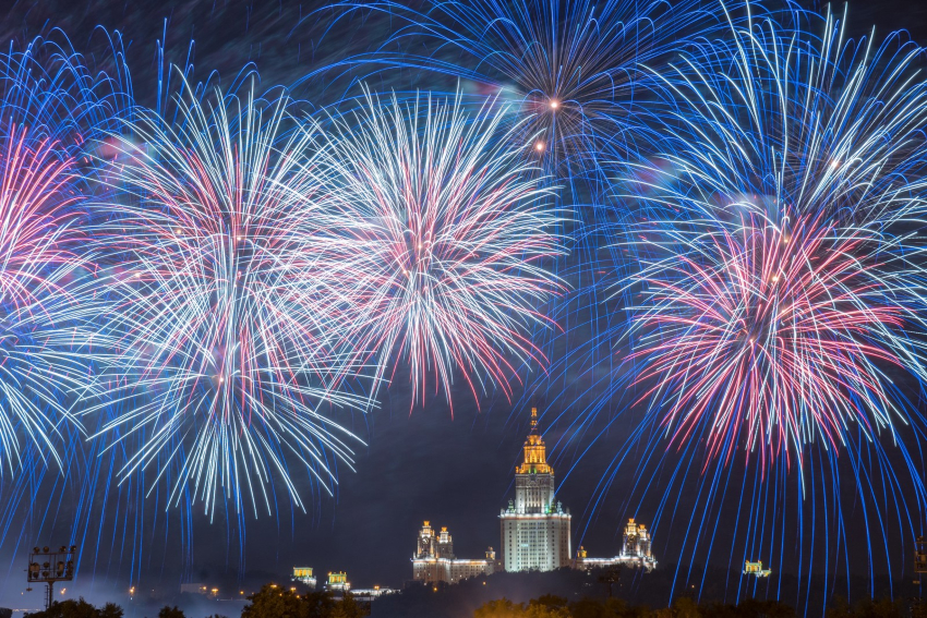Москва. Праздничный салют на Воробьевых горах в честь празднования Дня города