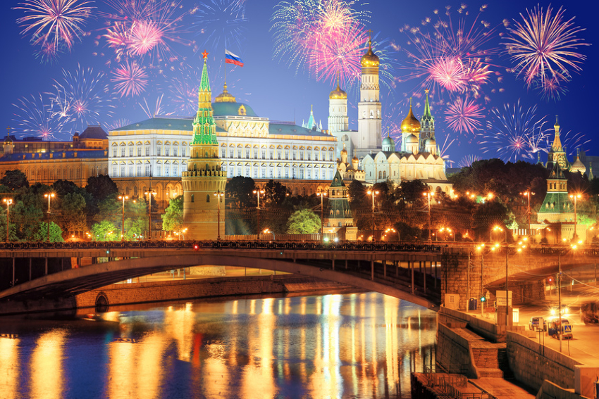 Москва. Праздничный салют над Кремлём в честь Дня города