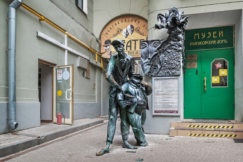 Скульптура Коровьева и Бегемота во дворе музея-театра «Булгаковский дом»