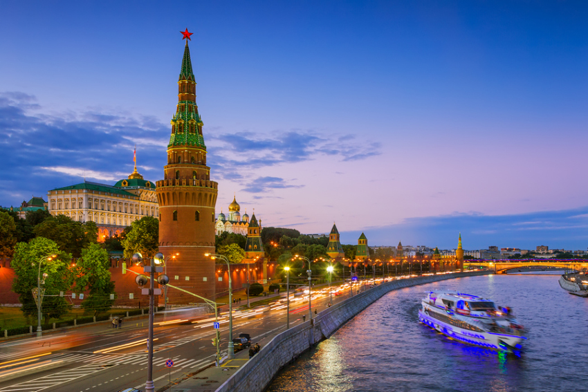 Вечерний вид на Московский Кремль и теплоход, плывущий по Москве-реке
