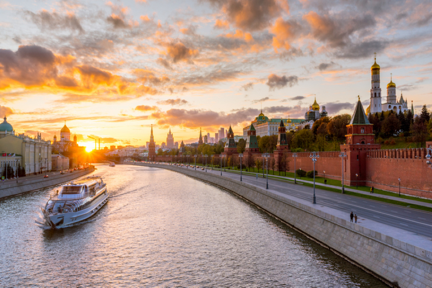 Москва. Кремлевская набережная и Москва-река на закате