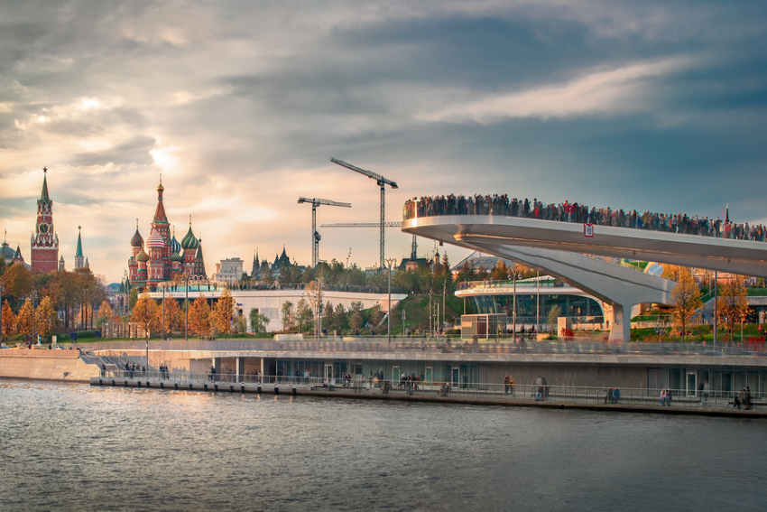 Москва. Вид на Кремль и «Парящий мост» в парке «Зарядье»