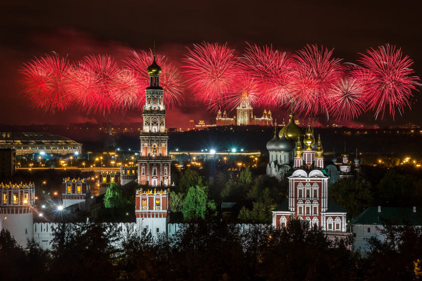 Москва. Праздничный салют над Воробьевыми горами в честь празднования Дня защитника Отечества