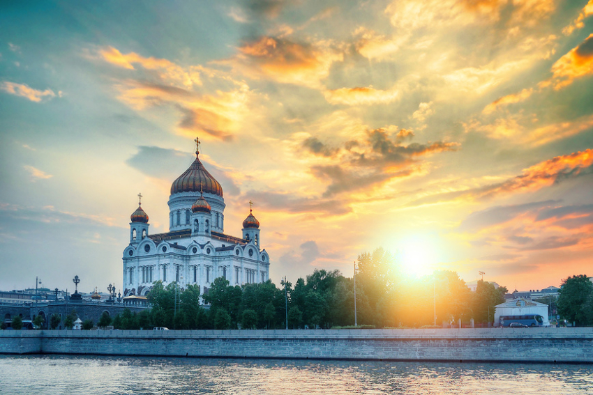 Москва. Храм Христа Спасителя в лучах летнего заката. Вид с Пречистенской набережной