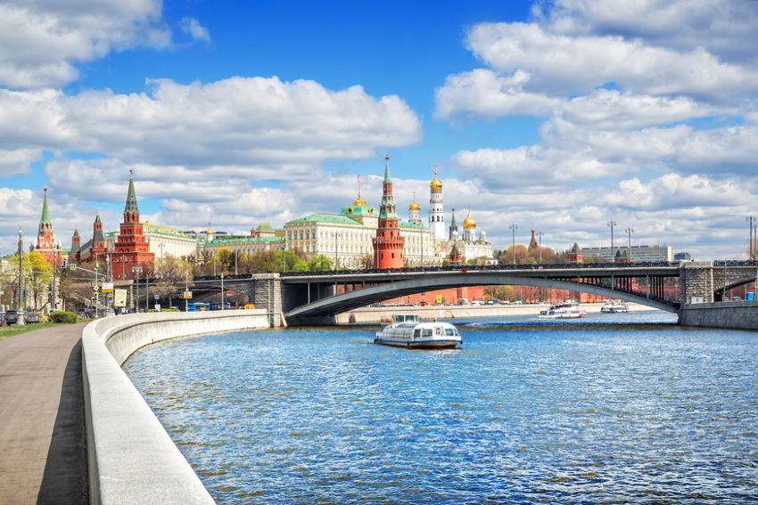Теплоходные прогулки по Москве-реке с экскурсоводом на борту. Вид на ансамбль Московского Кремля