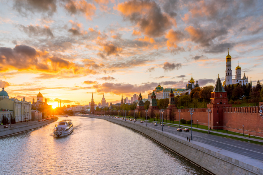 Вид на Московский Кремль и Москву-реку
