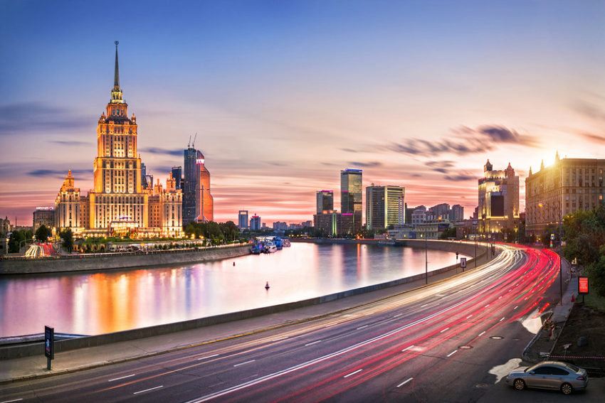 Москва. Вид на сталинскую высотку – гостиницу «Украина» – летним вечером