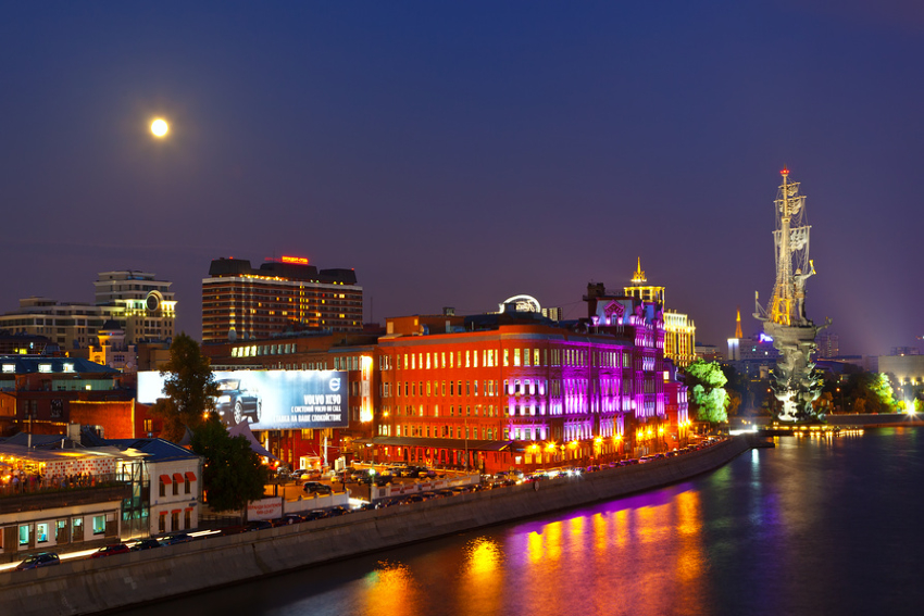 Вечерняя подсветка здания бывшей фабрики «Красный Октябрь» и памятника Петру Великому