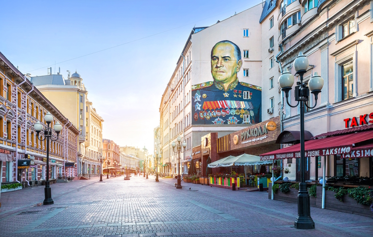На Арбате открыли фотовыставку знаковых мест Москвы