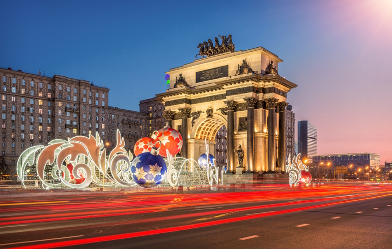 В преддверии зимы в Москве промыли Триумфальную арку