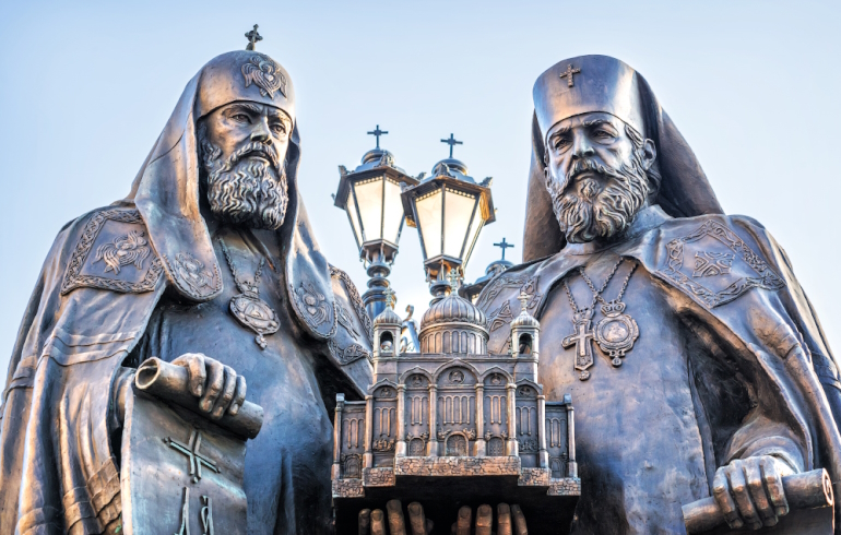Памятник, мемориал «Воссоединение» у храма Христа Спасителя в Москве