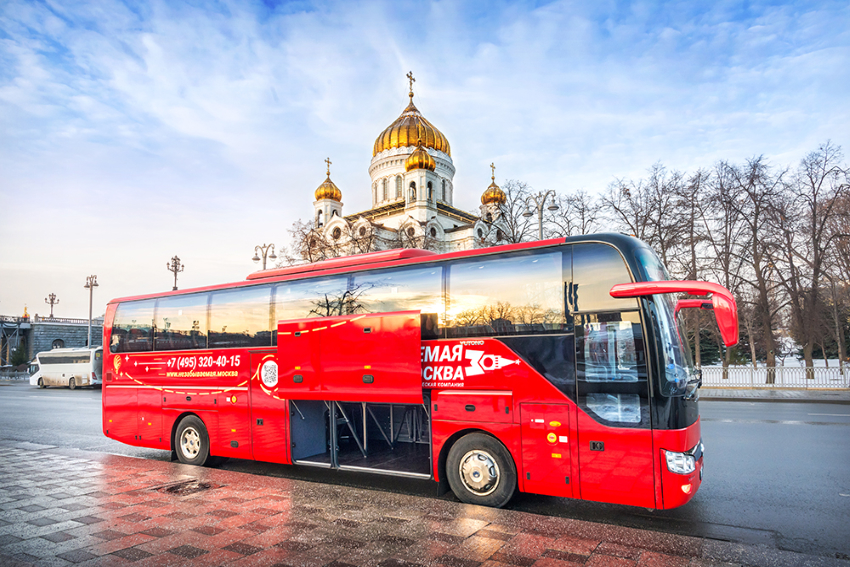 Туристический автобус Yutong 6122 на дорогах Москвы