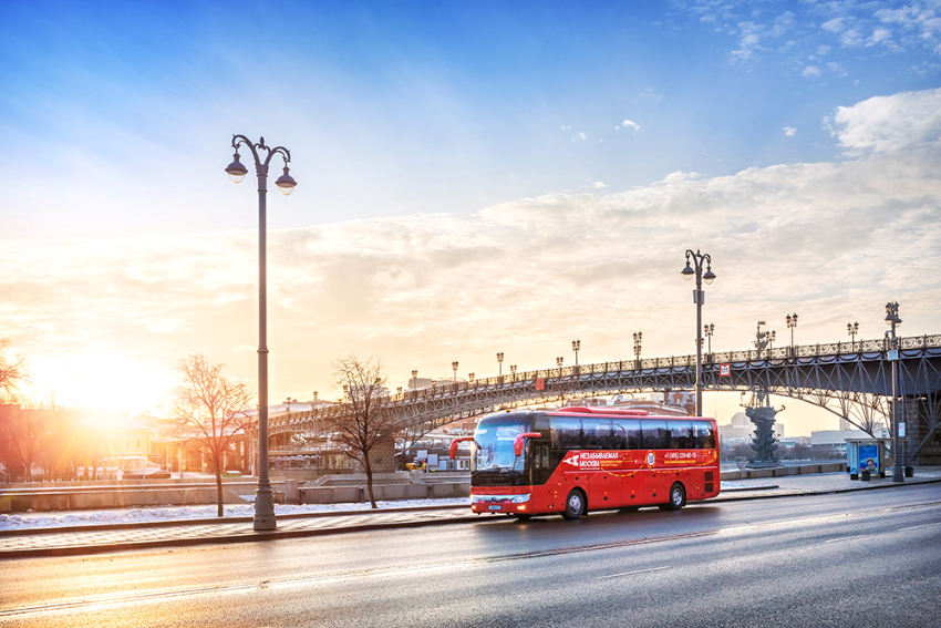 Туристический автобус Yutong на Пречистенской набережной на фоне Московского Кремля