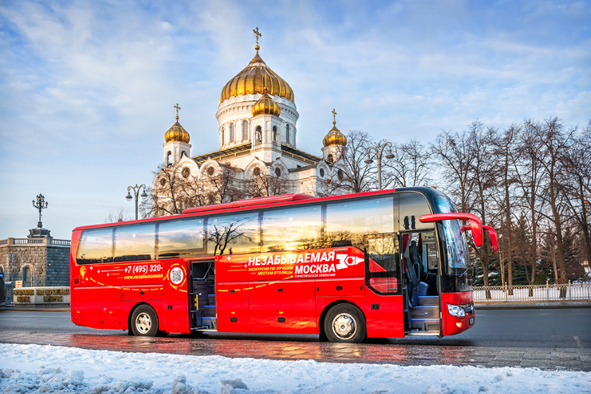 Туристический автобус Yutong на Пречистенской набережной г. Москвы