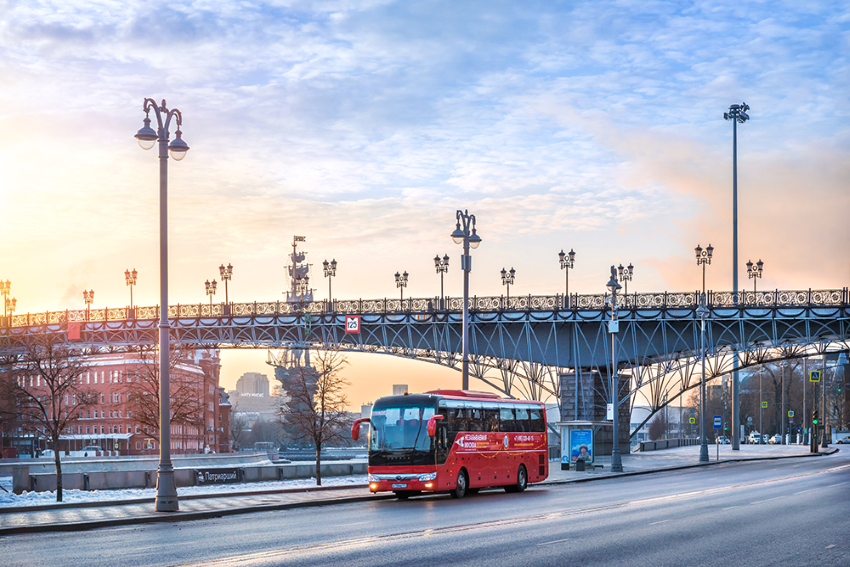 Москва. Туристический автобус Yutong на Пречистенской набережной на рассвете
